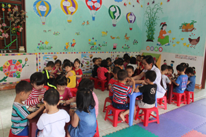 Trường mầm non Hoa Mai, thị trấn Đà Bắc (Đà Bắc) luôn đảm bảo đủ nhóm dinh dưỡng trong bữa ăn cho trẻ.

