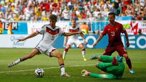 Muller hạ gục thủ thành Patricio, ấn định chiến thắng 4-0 cho tuyển Đức.