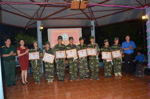 Kết thúc khóa học, BCH Thành đoàn Hòa Bình đã tặng giấy khen cho 8 học viên đã có thành tích xuất sắc trong học tập, rèn luyện.

