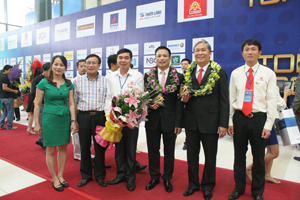 Ông Hà Văn Thắng, Chủ tịch Hội DNT tỉnh (người thứ ba, từ trái sang) chúc mừng các DN của tỉnh được trao tặng giải thưởng Sao vàng đất Việt 2013.

