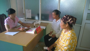 Mô hình “Một cửa thân thiện” trong đăng ký quản lý sử dụng đất huyện Cao Phong, lấy lại thiện cảm trong đón tiếp người dân. Ảnh: B.M


