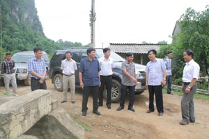 Đồng chí Trần Đăng Ninh, Phó Chủ tịch UBND tỉnh kiểm tra dự án đường  Bảo Hiệu - Hữu Lợi (Yên Thủy).