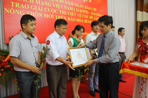 Đồng chí Đinh Văn Ổn, Tổng biên tập Báo Hòa Bình, Chủ tịch HNB tỉnh trao giải cho các PV Báo Hòa Bình và Đài PT-TH tỉnh đạt giải ba giải báo chí năm 2013.
