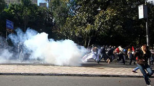 Cảnh sát bắn lựu đạn hơi cay vào đoàn người biểu tình bên ngoài SVĐ Beira-Rio, trong lúc trận đấu giữa Hà Lan và Australia đang diễn ra vào 18-6 vừa qua. (ảnh: AFP)