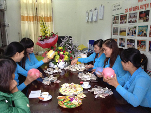 Cán bộ Hội PN huyện Tân Lạc duy trì “nuôi lợn nhựa tiết kiệm” thực hiện theo tấm gương đạo đức Bác Hồ.

