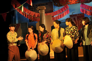 Cảnh trong vở Bệnh sĩ do các diễn viên Nhà hát Kịch Việt Nam biểu diễn.