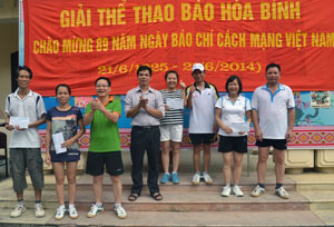 Đồng chí Đinh Văn Ổn, TUV, Tổng biên tập Báo Hòa Bình, Chủ tịch Hội nhà báo tỉnh trao giải cho các VĐV đạt thành tích cao ở nội dung đôi nam nữ cầu lông.
