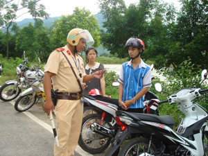 Đội CSGT - Công an huyện Mai Châu tăng cường tuần tra, xử lý các trường hợp vi phạm Luật Giao thông đường bộ.

