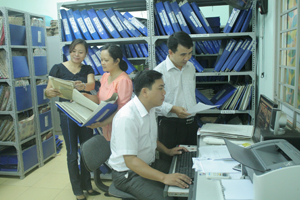 Cán bộ Phòng Người có công (Sở LĐ -TB&XH) ứng dụng CNTT vào quản lý hồ sơ. Ảnh: P.V
