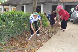 Hội viên NCT xóm Yên Hòa, xã Yên Lạc (Yên Thủy) tham gia dọn vệ sinh nhà văn hóa xóm. 

 
