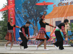 Điệu múa truyền thống của các dân tộc Mông được lưu giữ trong các lễ hội, hội thi, hội diễn nghệ thuật quần chúng.