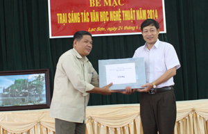 Đồng chí Bùi văn Cửu, Phó Chủ tịch TT UBND tỉnh tặng máy laptop cho tác giả Bùi Huy Vọng (Lạc Sơn).