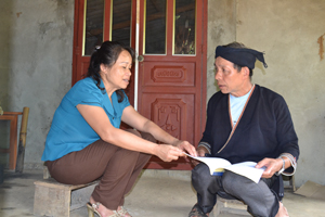 Ông Triệu Văn Hội, già làng xóm Cha (Toàn Sơn) trao đổi về các chính sách của Nhà nước để kịp thời tuyên truyền cho người dân trong xóm.