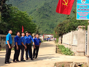 ĐV-TN huyện Yên Thủy gắn biển công trình thanh niên “Thắp sáng đường quê” tại xã Ngọc Lương, thiết thực hưởng ứng chiến dịch hè tình nguyện năm 2014. 


