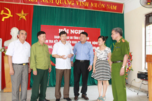 Đồng chí  Bùi Văn Cửu, Phó Chủ tịch TT UBND tỉnh, Trưởng ban chỉ đạo 09 tỉnh trao đổi công tác phòng chống ma tuý với các thành viên ban chỉ đạo của huyện Lương Sơn và xã Tân Vinh.