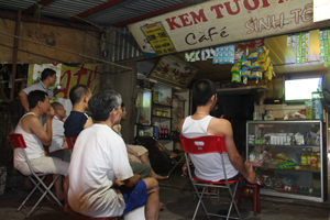 Nhiều người dân tổ 22 - phường Tân Thịnh - TP Hoà Bình chọn quán cà phê, giải khát để xem World Cup. 


