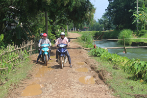 Sau 9h hàng ngày nước rút đi nhưng nền đường đất đi vào 6 xóm của xã Định Cư lúc nào cũng lầy lội, trơn trượt.