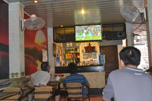 Người dân xem bóng đá tại quán cà phê Bức Tường, phường Tân Thịnh (TPHB).