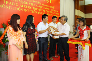 Đồng chí Trần Văn Tiệp, TUV, Giám đốc Sở NN&PTNT trao giải ba cho các tác giả đạt giải tại cuộc thi viết về chủ đề 