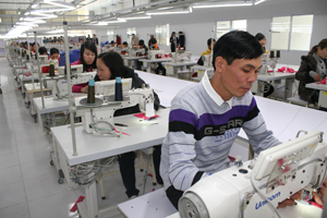 Công ty TNHH GGS 100% vốn Hàn Quốc (KCN bờ trái sông Đà) giải quyết việc làm cho hàng trăm lao động, thu nhập bình quân đạt 3 triệu đồng/người/tháng.