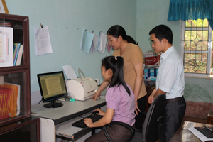 CBCC Ban Tuyên giáo Huyện ủy Lạc Sơn luôn tự học, tự nghiên cứu để nâng cao trình độ, năng lực công tác.