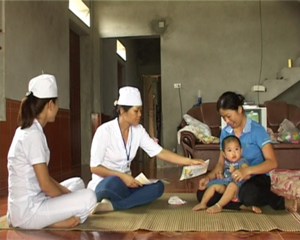 Cán bộ y tế xã Phú Lai (Yên Thủy) phát tờ rơi tuyên truyền về phòng – chống dịch bệnh tới hộ dân trong xã.