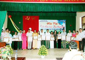 Lãnh đạo UBND huyện Kỳ Sơn trao giấy khen và phần thưởng cho 11 gia đình tiêu biểu nuôi dạy con tốt giai đoạn 2012 - 2014. Ảnh: P.V

