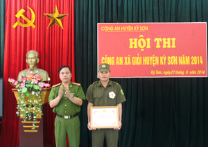 Lãnh đạo Công an huyện Kỳ Sơn trao giải nhất cho Công an xã Phú Minh.
