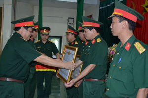 Thừa ủy quyền của Chủ tịch nước, Thiếu tướng Đinh Xuân Ứng, Phó Chủ nhiệm Cục Chính trị Quân khu 3 trao Huy chương Quân kỳ Quyết thắng cho các cá nhân.  

