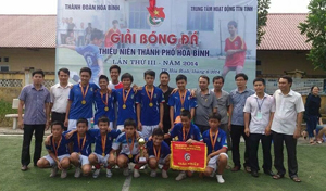 Đội bóng đá thiếu niên phường Phương Lâm đoạt cúp vô địch tại giải.