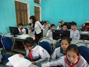 Năm học 2013-2014, trường THCS Yên Lạc (Yên Thủy) được quan tâm đầu tư về cơ sở vật chất khẳng định là một trong những trường xuất sắc của huyện. Ảnh: Một giờ học tin của cô và trò trường THCS Yên Lạc.