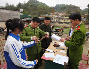 Đội Cảnh sát Quản lý hành chính về TTXH - CAH Cao Phong về xã Thu Phong làm thủ tục cấp phát CMND cho người dân.