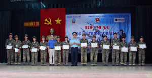 Đại diện lãnh đạo Tỉnh đoàn, Trung đoàn 250 trao giấy chứng nhận cho các em tham gia học kỳ quân đội. Ảnh H.Y.