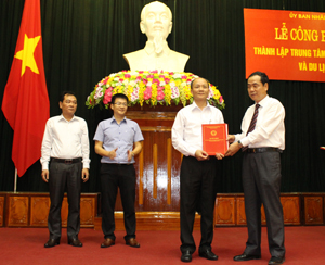 Đồng chí Nguyễn Văn Quang, Chủ tịch UBND tỉnh trao Quyết định thành lập Trung tâm Xúc tiến đầu tư, thương mại và du lịch tỉnh cho ban lãnh đạo Trung tâm. 

 

