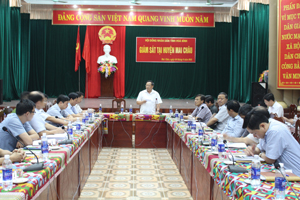 Đồng chí Hoàng Quang Minh, Ủy viên Thường trực HĐND tỉnh kết luận buổi làm việc với lãnh đạo huyện Mai Châu.

