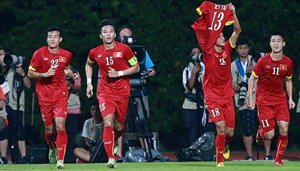 Các cầu thủ ĐT U23 Việt Nam ăn mừng bàn thắng với chiếc áo số 13 của Huỳnh Tấn Tài trên tay. (ảnh: Hải Đăng)