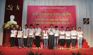 Lãnh đạo UBND thành phố Hòa Bình trao thưởng cho học sinh giỏi cấp thành phố dự thi HSG cấp tỉnh, cấp quốc gia.