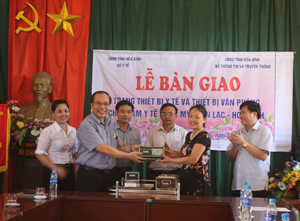 Đồng chí Trần Quang Khánh, Giám đốc Sở Y tế bàn giao trang thiết bị cho Tram y tế xã Ngọc Mỹ, huyện Tân Lạc.