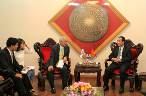 Chủ tịch UBND tỉnh Nguyễn Văn Quang và Đại sứ Hàn Quốc tại Việt Nam Jeon Dae Ju trao đổi tại buổi làm việc.