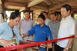Đồng chí Bùi Văn Cửu, Phó Chủ tịch TT UBND tỉnh thăm, tìm hiểu mô hình dệt thổ cẩm thuộc dự án giảm nghèo tại xóm Sát Thượng, xã Tự Do (huyện Lạc Sơn).