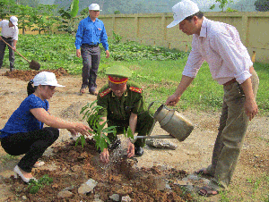 Tham gia trồng cây xanh bóng mát khu vực trường THCS Tử Nê (Tân Lạc) để hưởng ứng ngày Môi trường thế giới.

 
