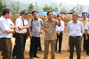 Đồng chí Nguyễn Văn Quang, Chủ tịch UBND tỉnh kiểm tra tình hình thực hiện các dự án đầu tư khu vực hồ Hòa Bình.                                       ảnh: p.v

