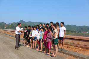 Đội tuyển bơi huyện Tân Lạc trao đổi chiến thuật thi đấu tại giải bơi cấp tỉnh năm 2015.

