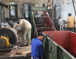 Công nhân Công ty CP Mía đường Hòa Bình tháo dỡ thiết bị, máy móc phục vụ việc di dời nhà máy ra khỏi thành phố Hòa Bình.

 

