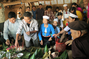 Con cháu mời thầy mo làm lễ vía kéo si cầu mong sức khoẻ cho ông Bùi Văn Hữu, 73 tuổi ở xóm Ráy, xã Văn Nghĩa (Lạc Sơn).

