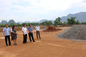 Hội đồng thẩm định NTM tỉnh và huyện đi kiểm tra công trình xây dựng sân vận động trung tâm xã Phú Lão, Lạc Thuỷ.