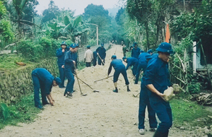 Lực lượng dân quân xã Tân Vinh (Lương Sơn) gắn huấn luyện với làm công tác dân vận, tích cực tham gia giúp nhân dân xóm Vé sửa chữa đường giao thông nông thôn.