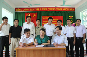 Đại diện Sở NN&PTNT, UBND huyện Mai Châu và xã Chiềng Châu ký bàn giao đưa vào sử dụng công trình cấp nước xã Chiềng Châu.

