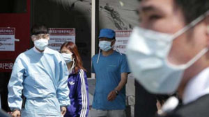 Các nhân viên y tế và khách thăm đeo khẩu trang nhằm phòng ngừa nhiễm Hội chứng hô hấp cấp vùng Trung Đông (MERS) tại Bệnh viện Đại học quốc gia Seoul, Hàn Quốc, ngày 3-6-2015. (Ảnh: AP)