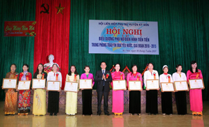 Tập thể, cá nhân phụ nữ tiêu biểu được nhận khen thưởng tại Hội nghị biểu dương phụ nữ điển hình tiên tiến huyện Kỳ Sơn năm 2015.